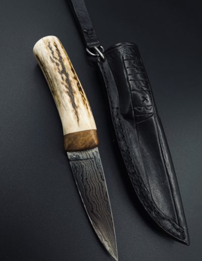 Jagdmesser aus Damast 60 Lagen Klingenlänge 10 cm mit Griff aus Geweih, Eiche und Damast