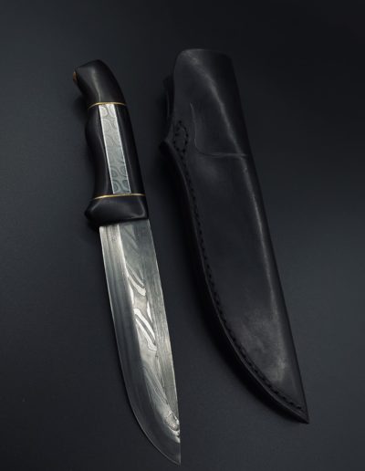 Jagdmesser aus Band- und Torsionsdamast Klingenlänge 15 cm mit Griff aus Grenadill und Torsionsdamast