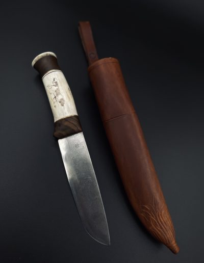 Handverziertes Jagdmesser 300 Lagen H.R 60 Klingenlänge 16 cm mit Griff aus Geweih, Schaftholz Nuss und Scrimshaw Veredlung