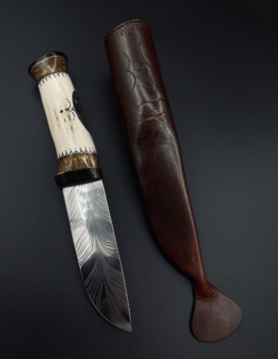 Jagdmesser mit Federdamastklinge Klingenlänge 13,5 cm mit Griff aus Geweih, Birke, Grenadill Sterlingsilber Veredlung einer antiken Knochenschnitzarbeit