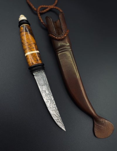 Jagdmesser 60 Lagen Klingenlänge 12 cm mit Griff aus Nuss, Grenadill und Geweih