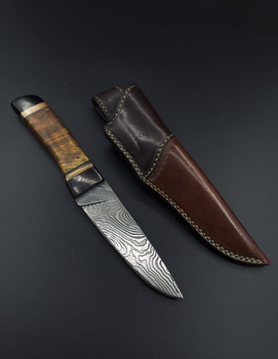 Jagdmesser 60 Lagen Torsionsstahl mit Griff aus Rubinie, Grenadill und Mokume Gane