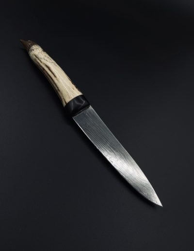 Küchenmesser aus 4mal Torsionsdamast 16cm mit Griff aus Geweih und Vogel in Bronze